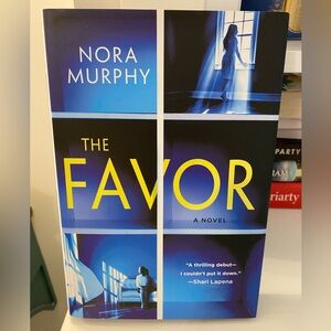 🩷10/$10🩷The Favor by Nora Murphy Novel